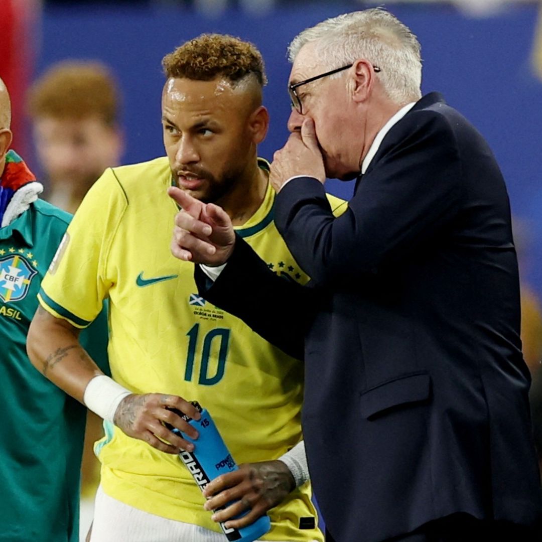 Carlo Ancelotti y Neymar conversan durante el partido de Brasil contra Noruega