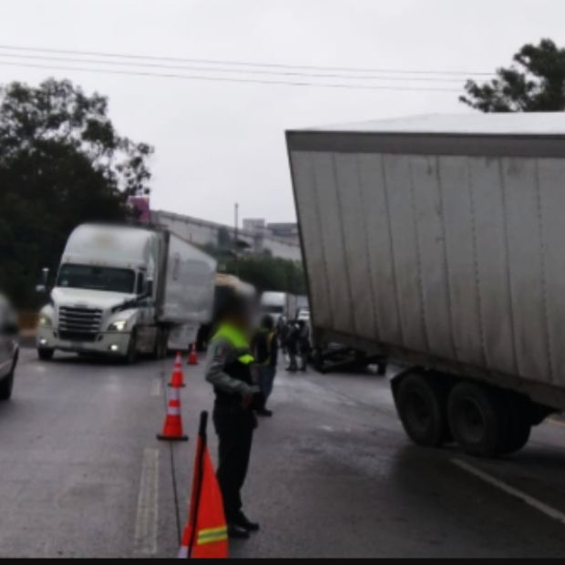 Un guardia nacional vigila el accidente de un tráiler en la México-Querétaro