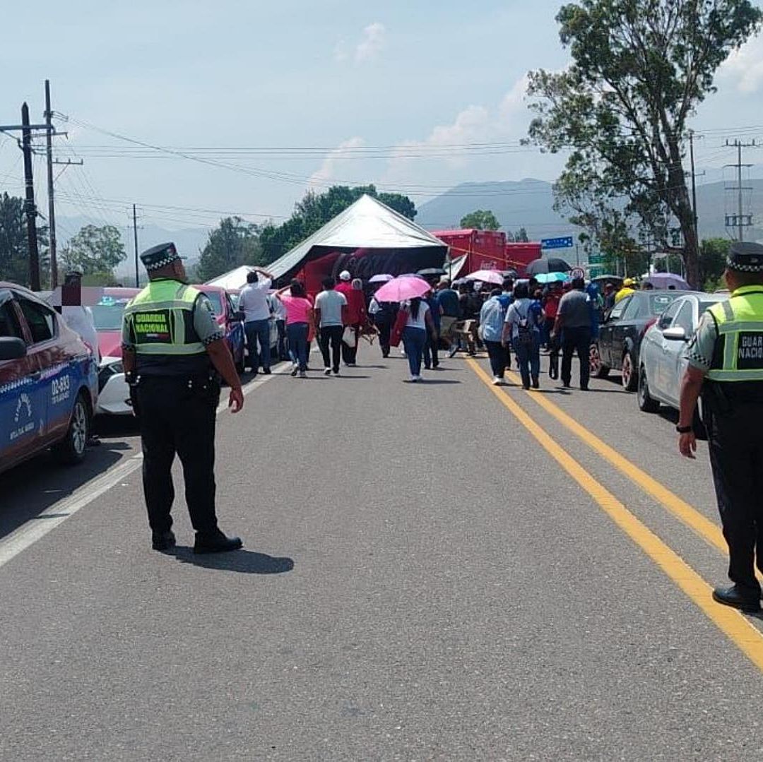 Bloqueo carretero por manifestación en Oaxaca.