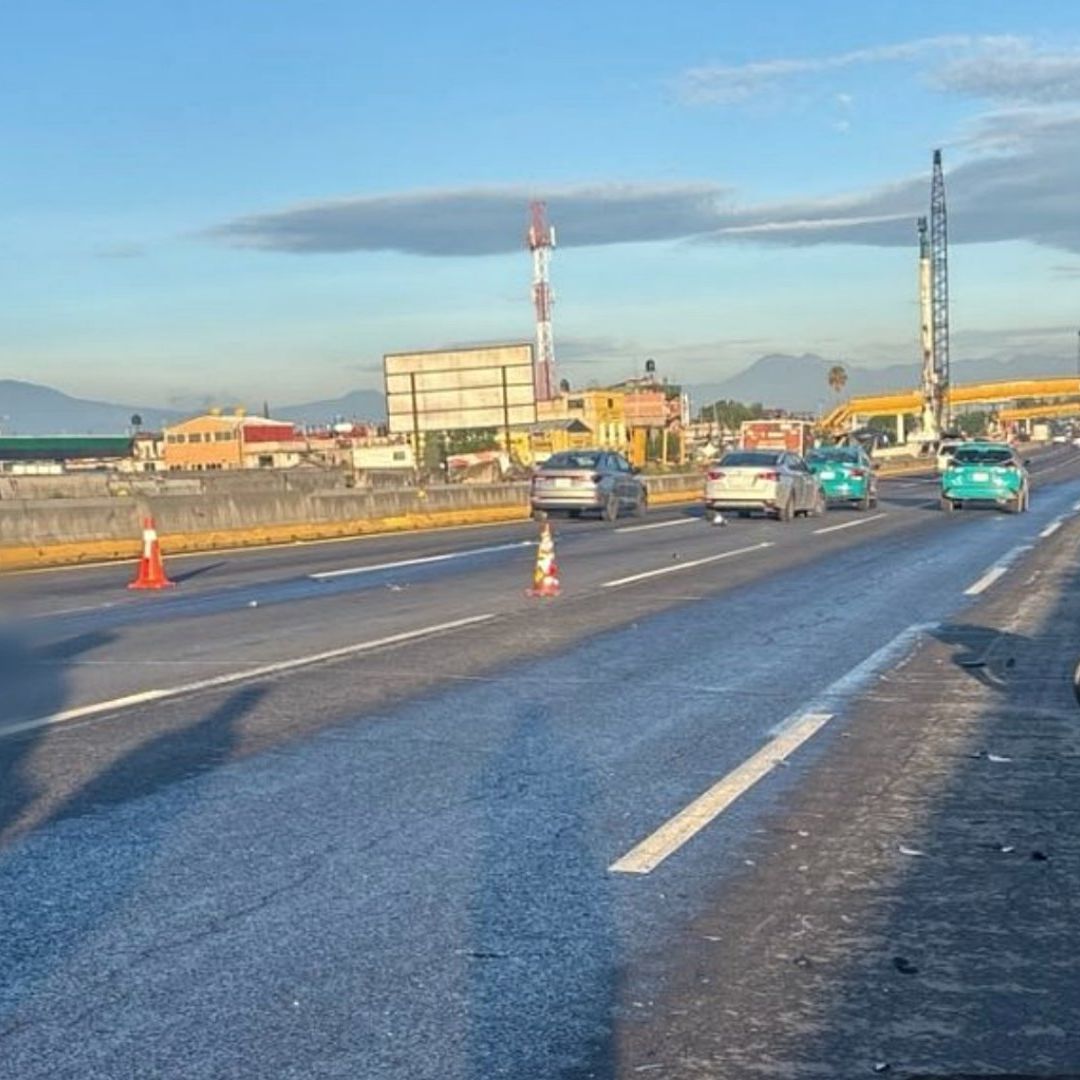 Accidente en el km 30 de la carretera México-Puebla, dirección CDMX. Foto: X @GN_Carreteras