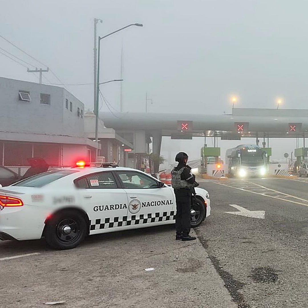 Miembro de la Guardia Nacional mantiene vigilancia en caseta El Dorado, en Toluca, Edomex, el 18 de agosto de 2026. Foto: X @GN_Carreteras