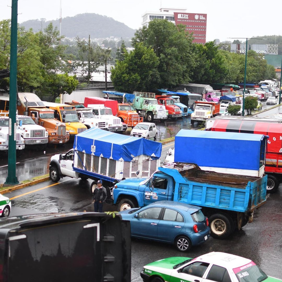 Autos en medio del tránsito