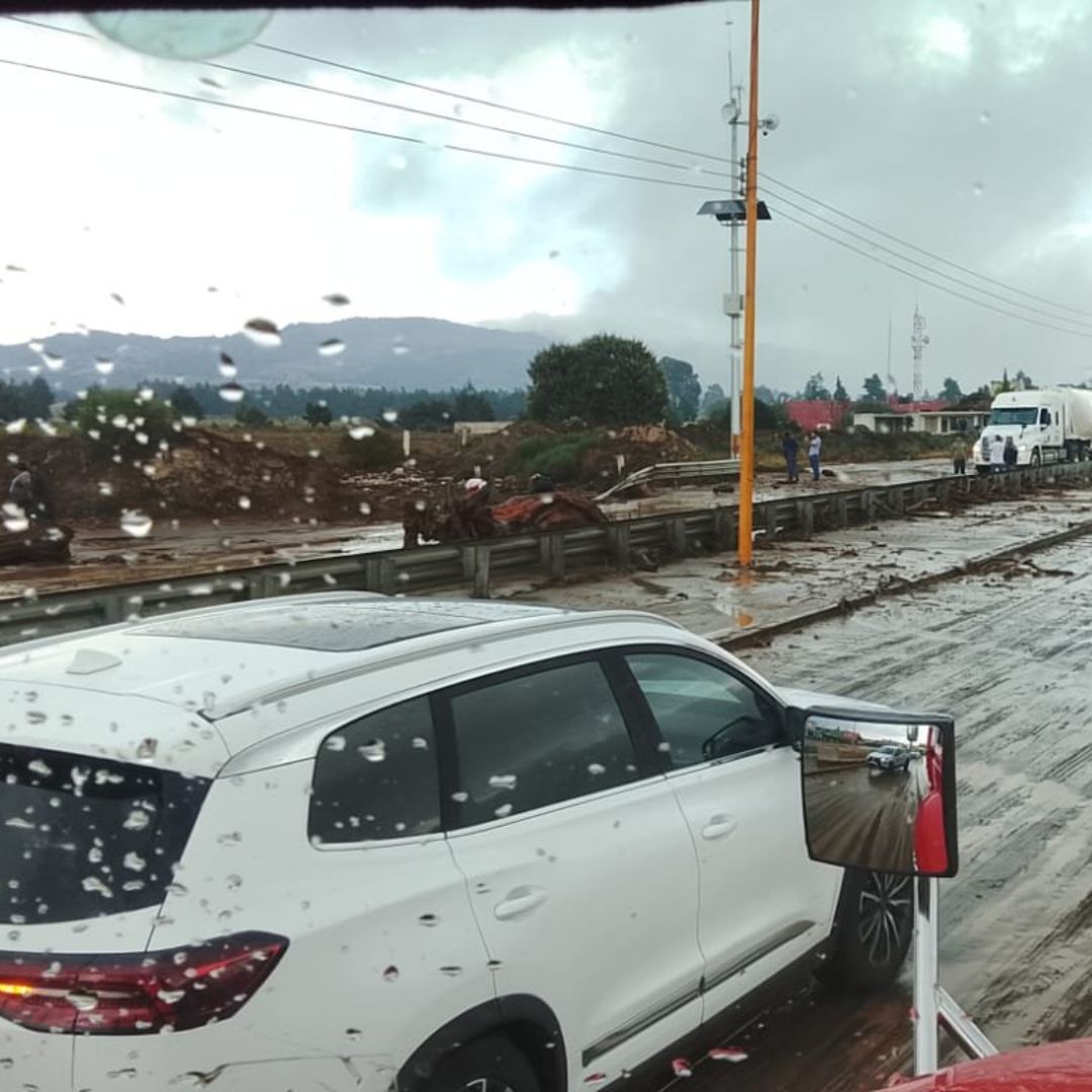 Carriles Dañados Desbordamiento Agua Lluvia Autopista Ciudad Mendoza Esperanza Puebla