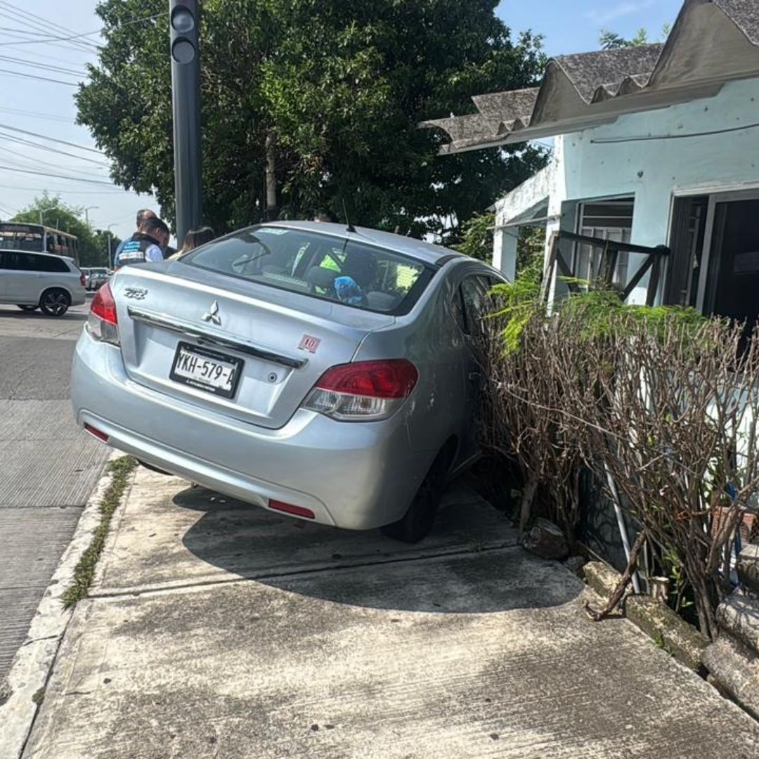 Auto se impacta en vivienda en Veracruz