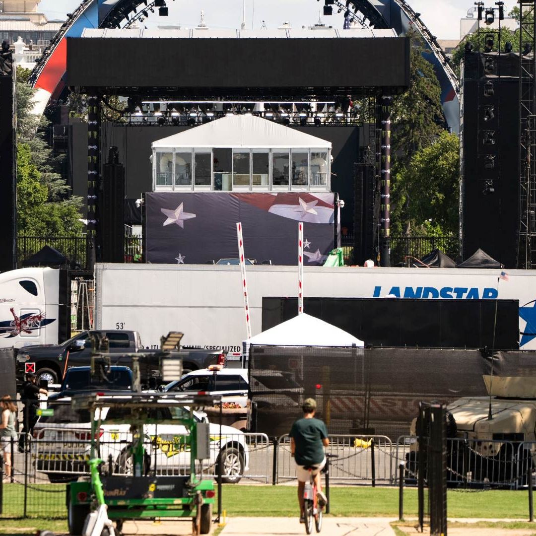 Desmantelan estructuras que se habían instalado para una pelea de la UFC en la Casa Blanca. Foto: Reuters