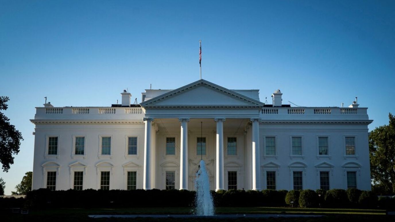 Juez federal mantiene el acceso de CNN, MS NOW y Politico a la Casa Blanca tras el veto de Trump