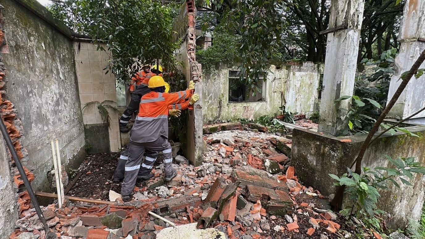 Comienza Demolición de Casa Vinculada a Pablo Escobar Presuntamente Usada en Ritos Satánicos