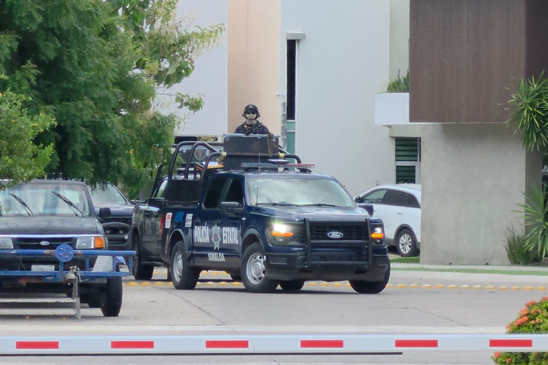 Elementos de la Policía Estatal Preventiva y el Ejército Mexicano mantienen bajo resguardo la privada Banús 360