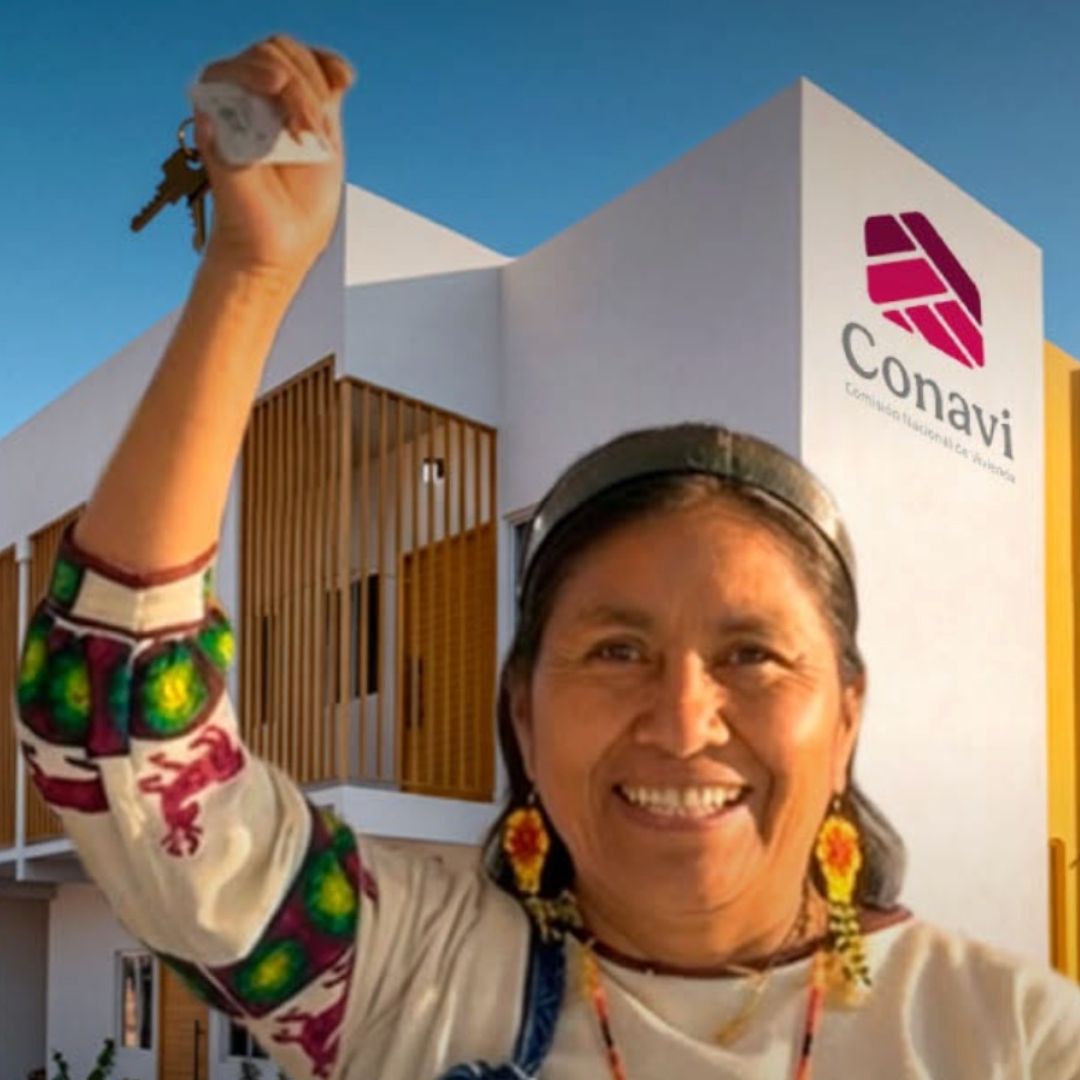 Mujer con Llaves de Casa Conavi. Dónde Hay construcción y entrega de Viviendas para el Bienestar Conavi.