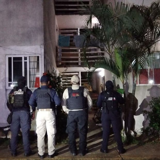 Fiscalía realiza cateo en Coatzacoalcos, se reportan detenidos y decomiso de droga