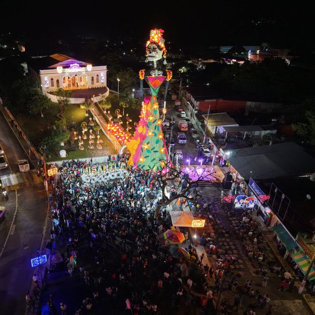 Instalan catrina monumental en Misantla, Veracruz.