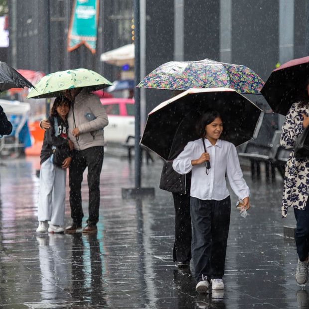 Personas usan paraguas para protegerse de las lluvias en CDMX el 4 de octubre de 2026. Foto: Cuartoscuro
