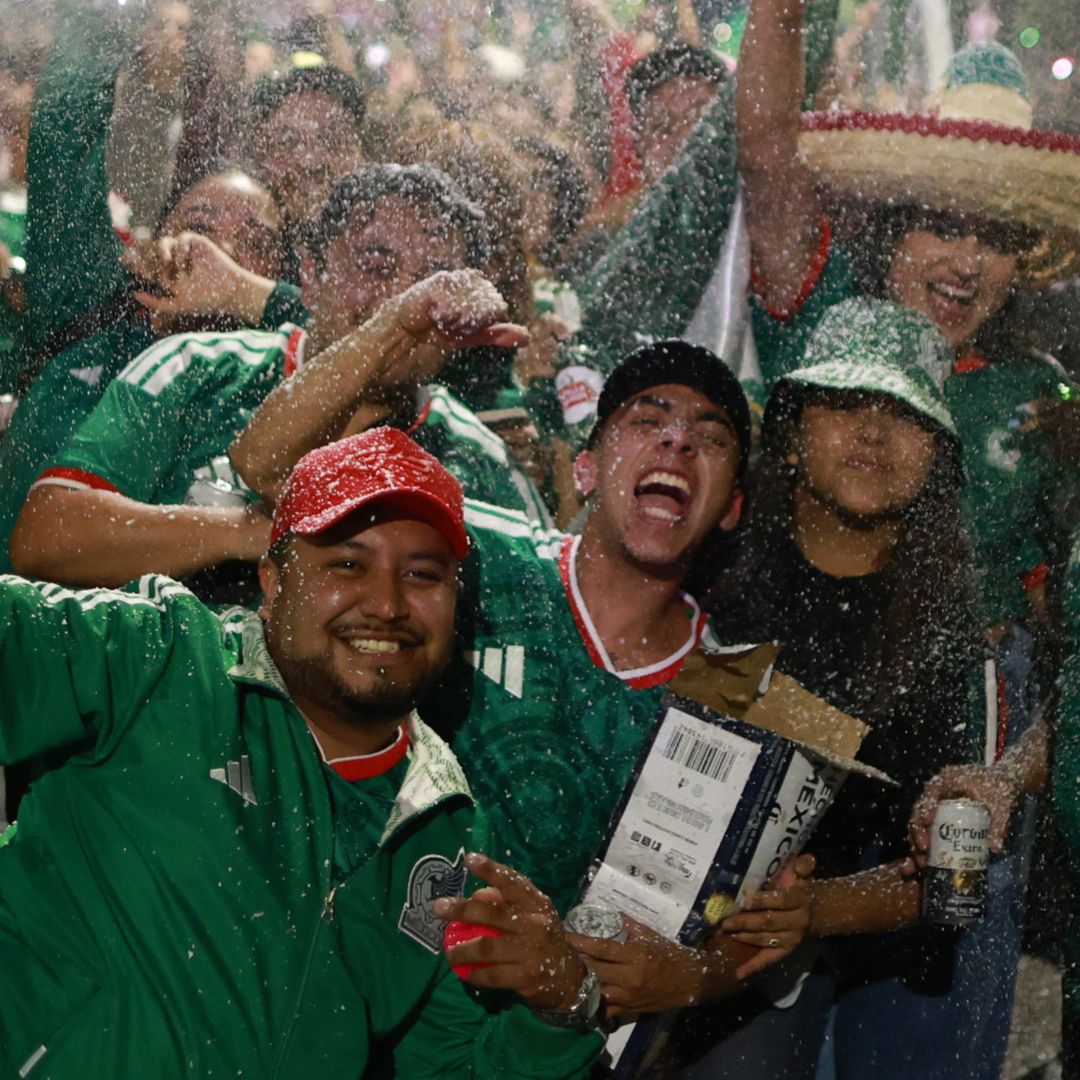 Aficionados de la Selección Mexicana celebran en el Ángel de la Independencia