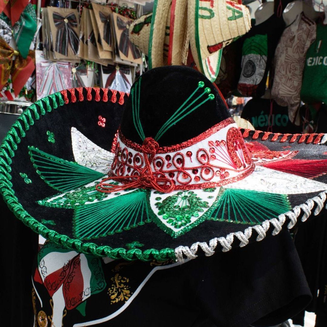 Venta de artículos patrios en el Zócalo de la CDMX