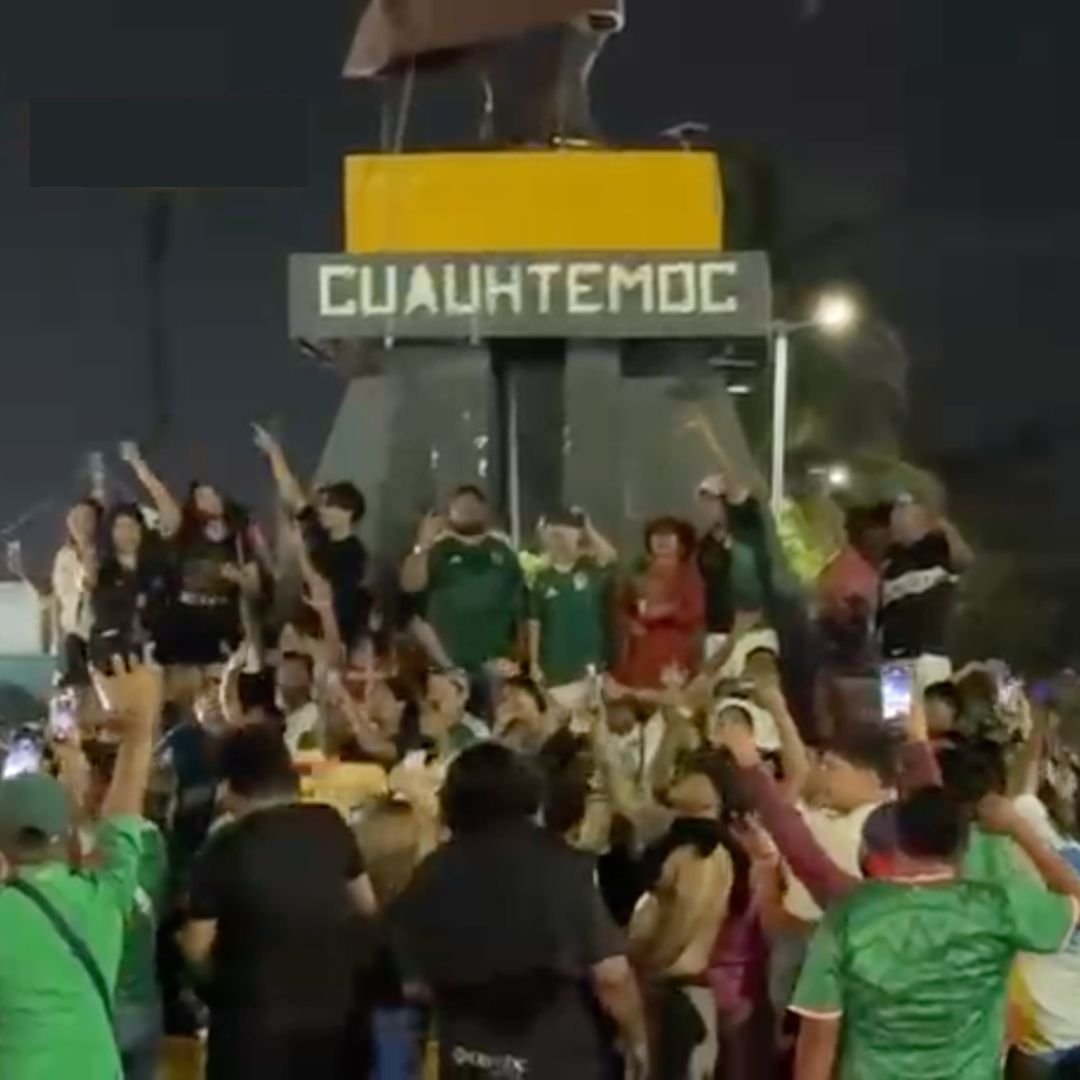 Veracruzanos Celebran en Estatua Cuauhtémoc el Triunfo de la Selección Mexicana