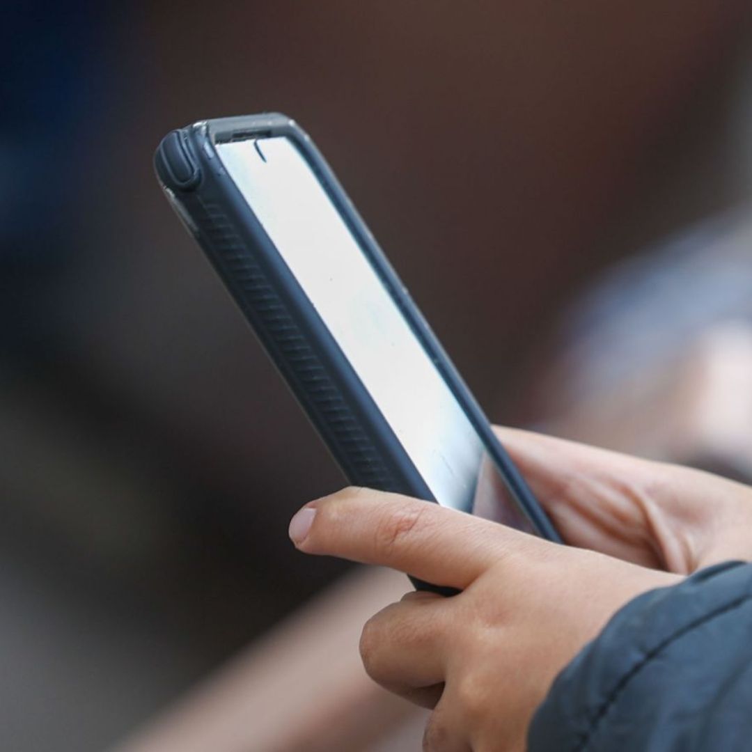 Niño manipula un celular.
