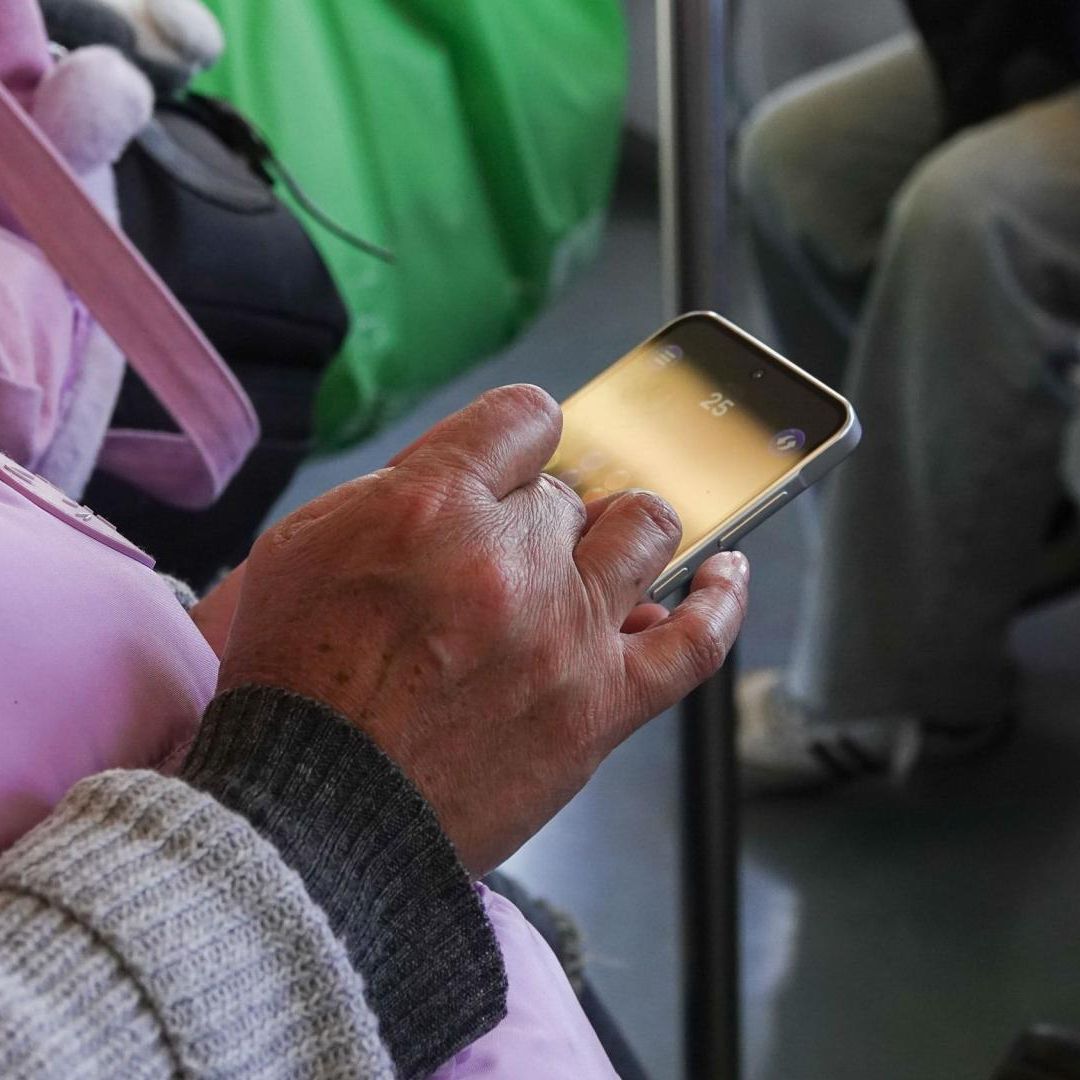 Una persona usa su celular mientras viaja en el transporte en CDMX en enero 2026. Foto: Cuartoscuro | Archivo