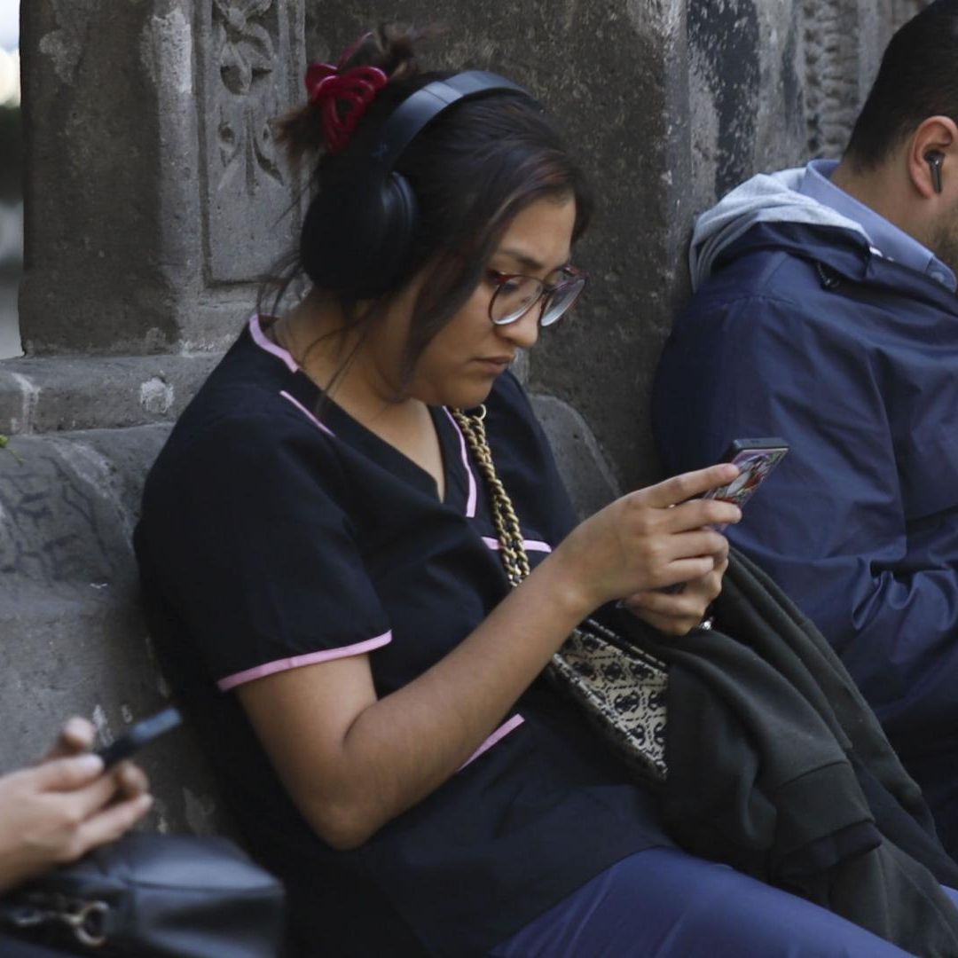 Personas usan sus celulares en la Ciudad de México. Foto: Cuartoscuro | Archivo