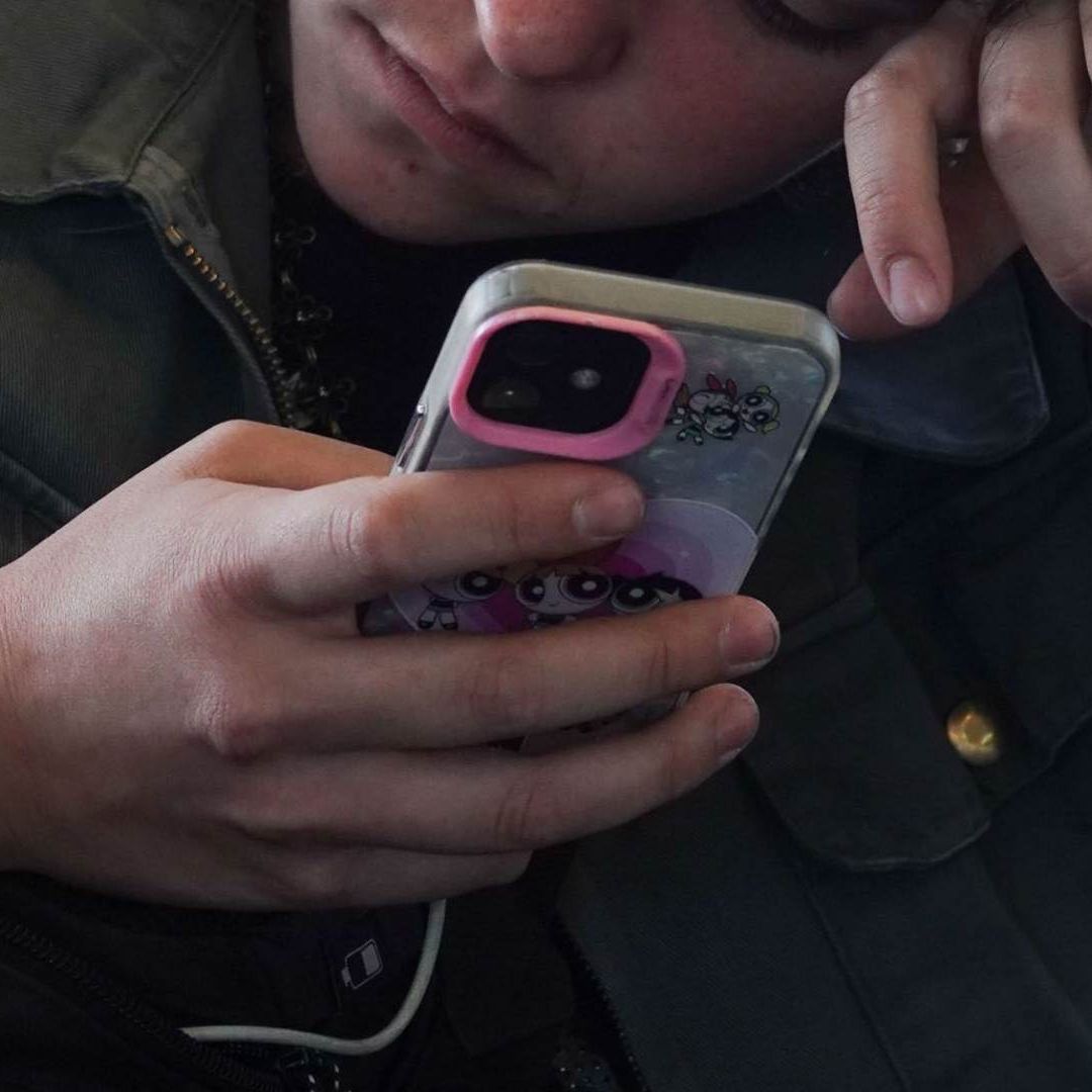 Una persona usa su celular mientras viaja en el transporte en CDMX en enero 2026. Foto: Cuartoscuro | Archivo