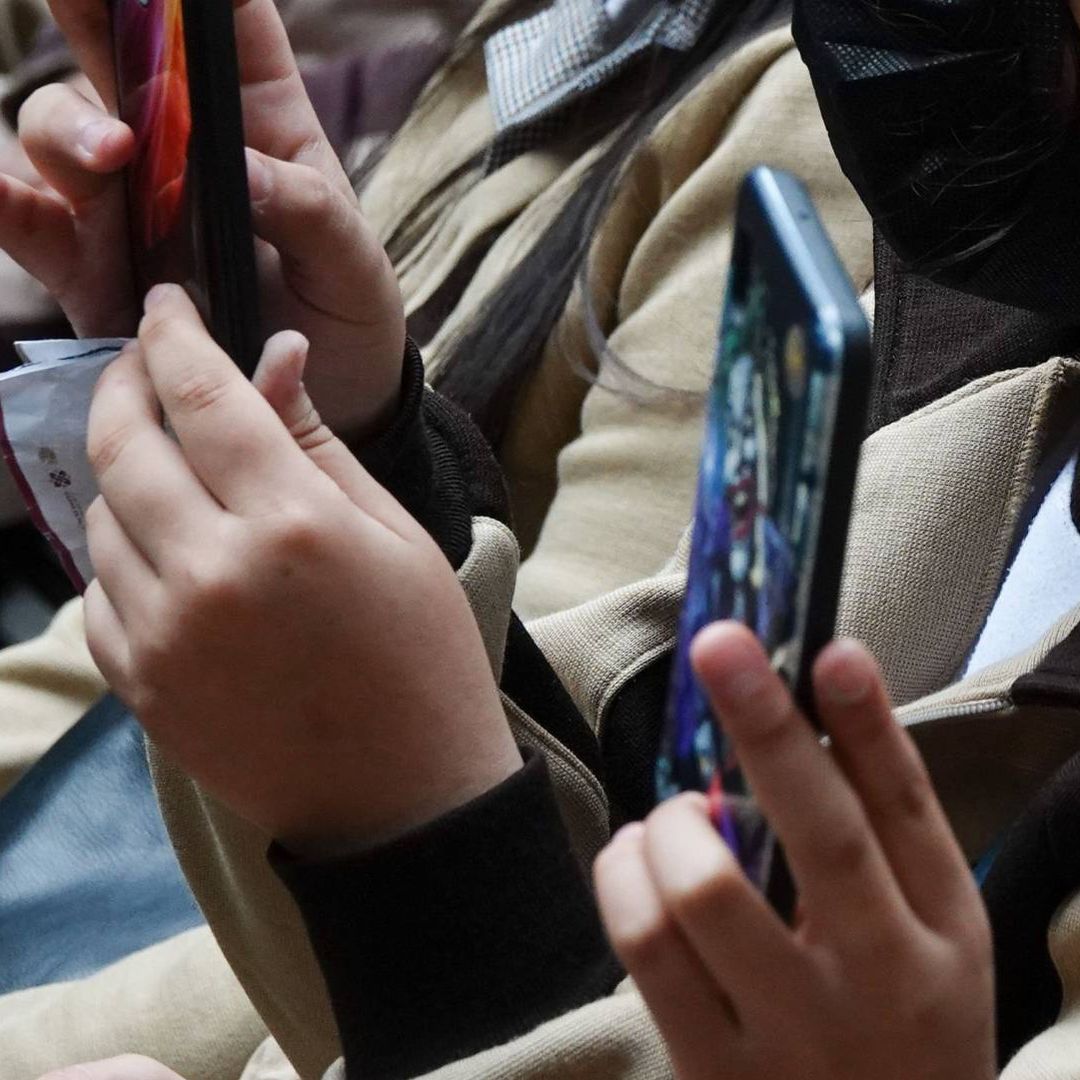 Alumnos de secundaria usan su celular durante evento en CDMX en junio 2022. Foto: Cuartoscuro | Archivo