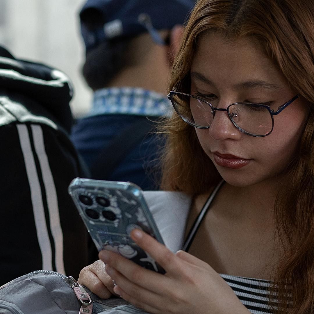 Una usuaria del Metro CDMX utiliza su celular durante traslado. Foto: N+ | Archivo