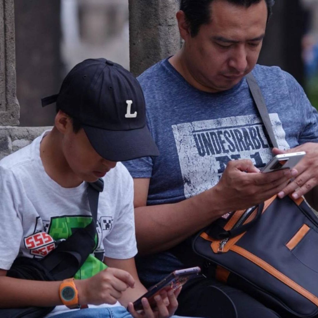 Menor de edad usa celular en Ciudad de México. Foto: Cuartoscuro | Archivo