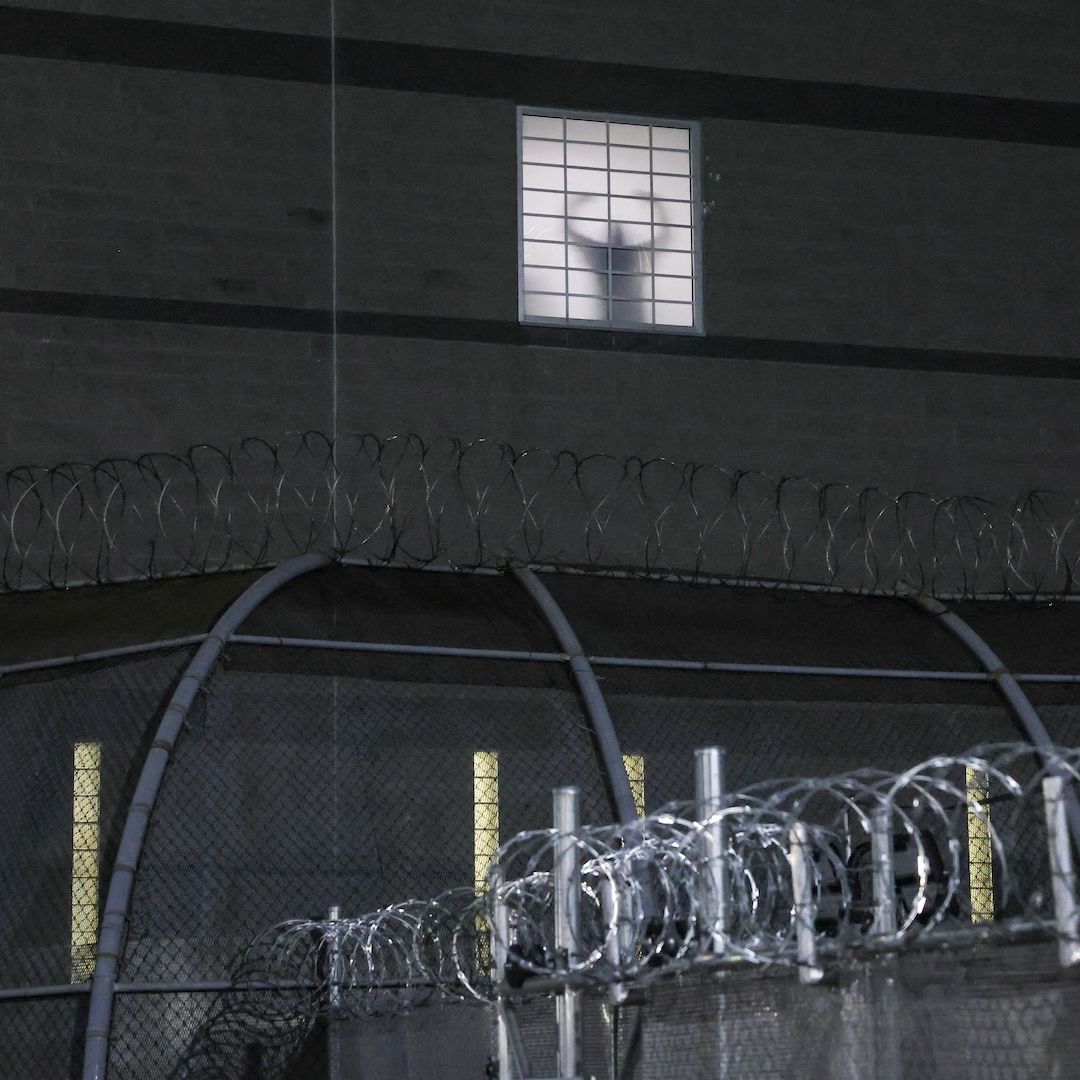Silueta de un detenido en el centro de detención Delaney Hall de Nueva Jersey
