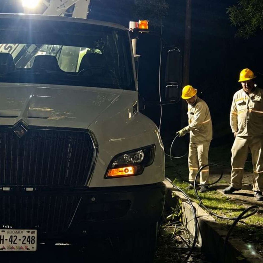Personal de CFE atienen apagón el pasado 12 de junio en CDMX. Foto: X @CFEmx