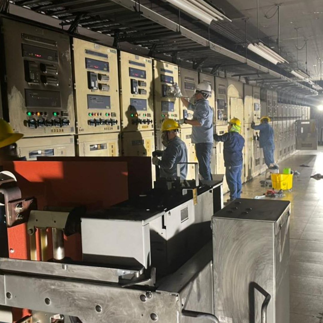 Personal de CFE atendiendo falla en suministro eléctrico en Hermosillo, Sonora