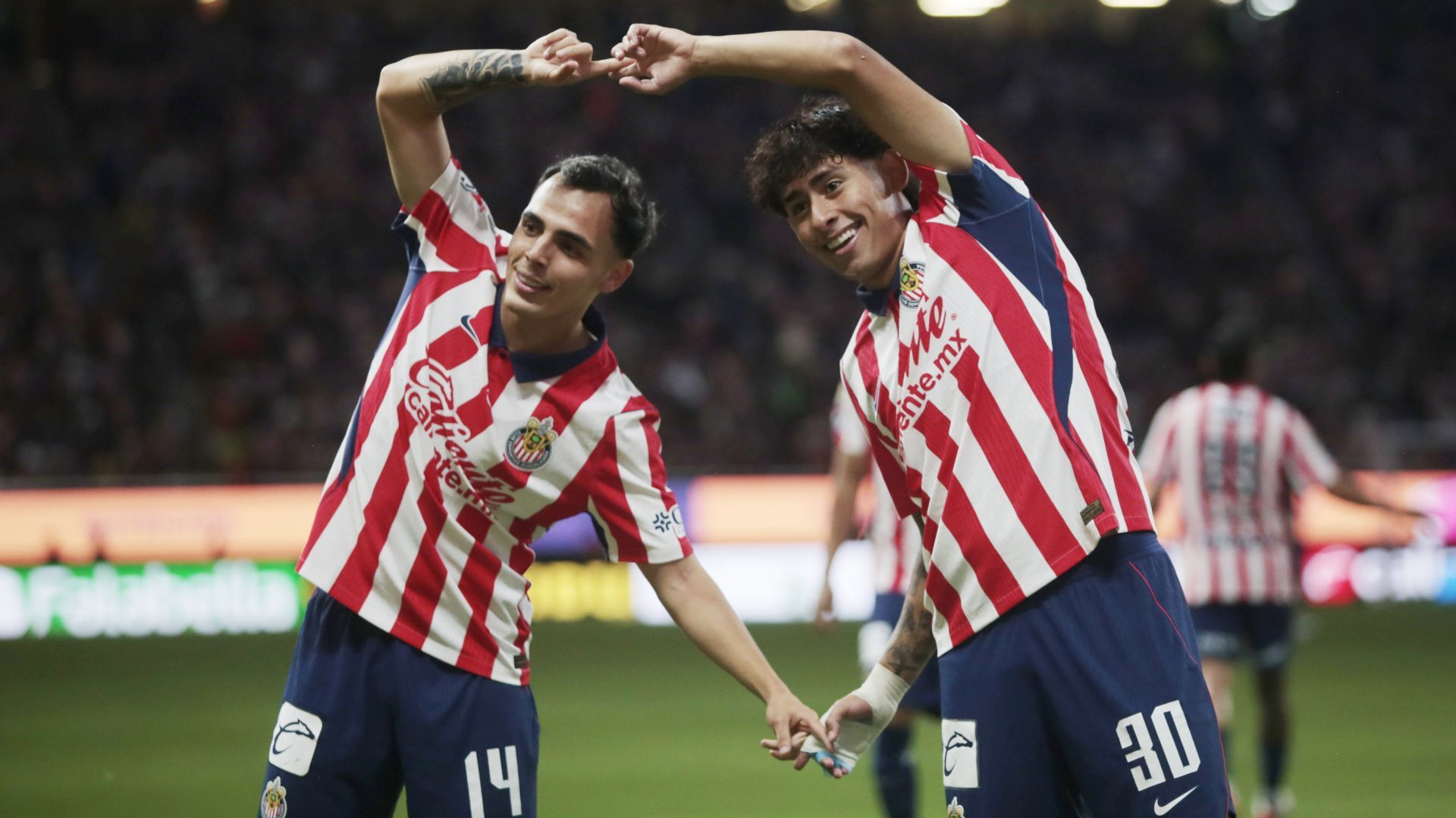 Hugo Camberos y Santiago Sandoval realizan una celebración tras un gol