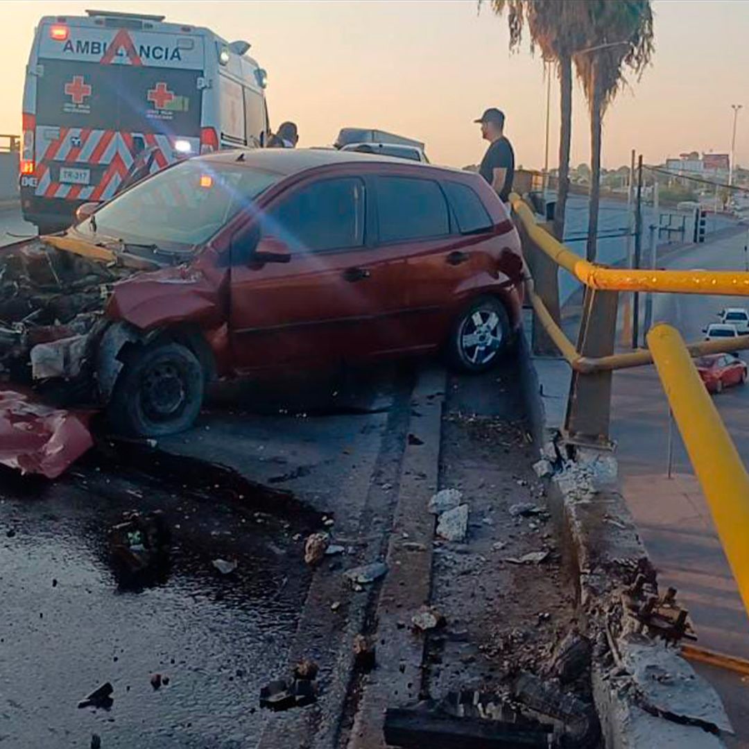 La mujer chocó contra los muros de contención en el Puente del Campesino al intentar esquivar una camioneta en Torreón