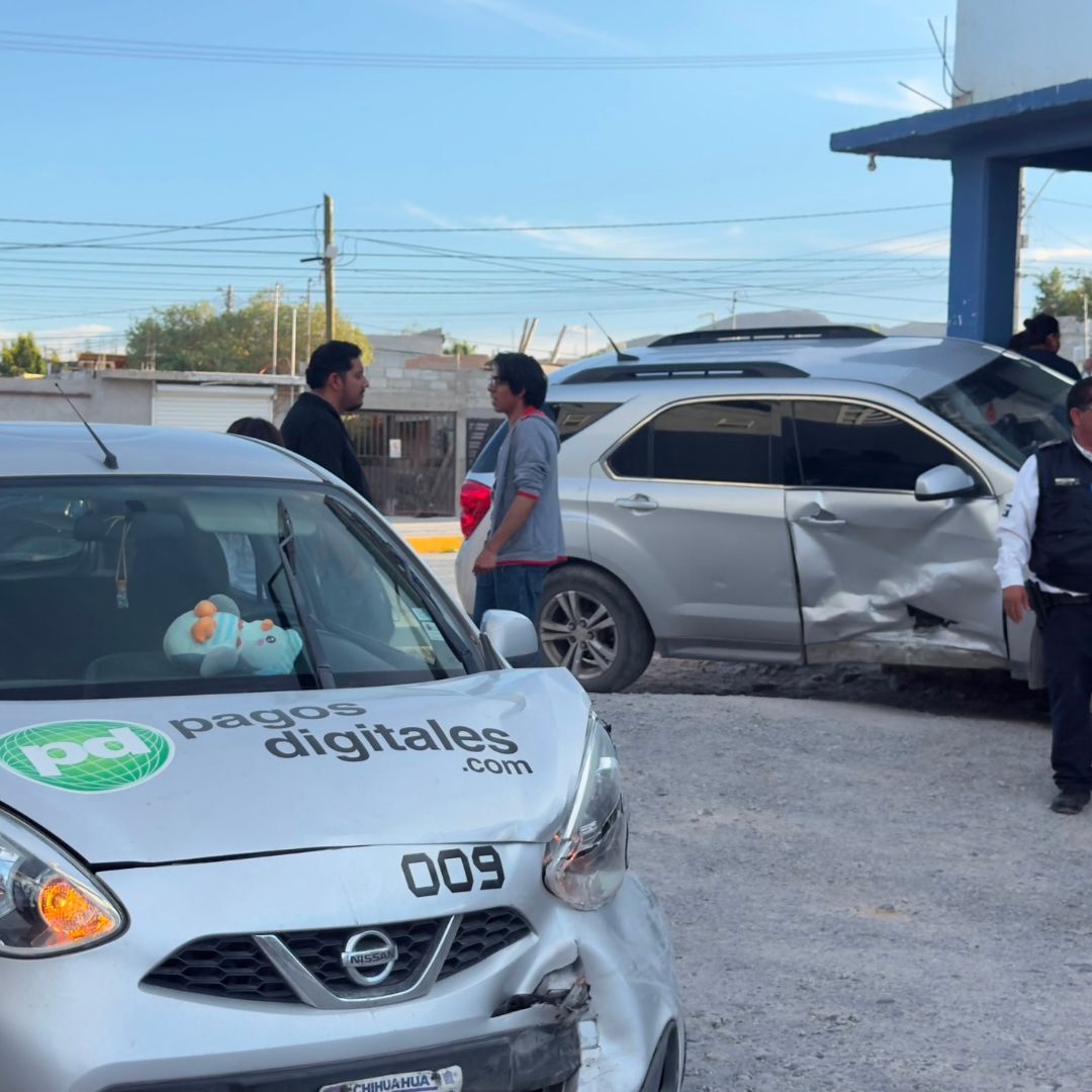 Una conductora impactó otro vehículo en Ciudad Juárez y terminó contra una tienda