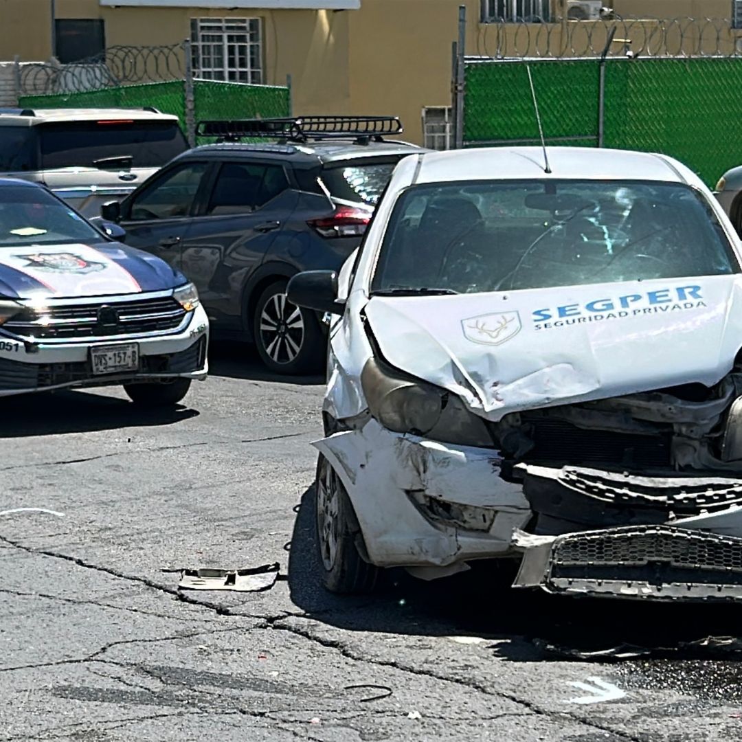 El impacto provocó daños materiales en el auto de la empresa de seguridad.