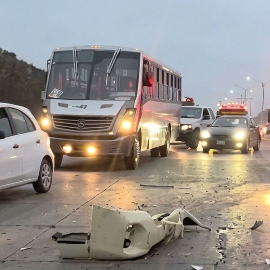 Vuelca Taxi con Pasajeros en Bulevar 2000 En Tijuana
