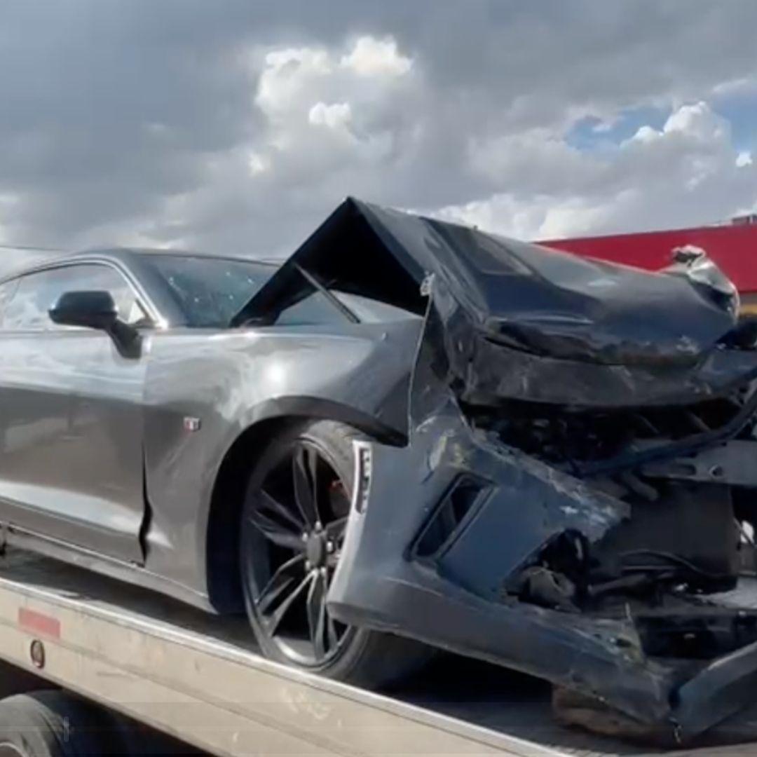 El auto deportivo terminó destrozado