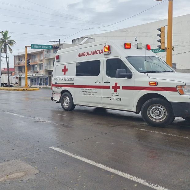 Ambulancia que se Dirigía a Atender Accidentados es Chocada por Camión en Veracruz