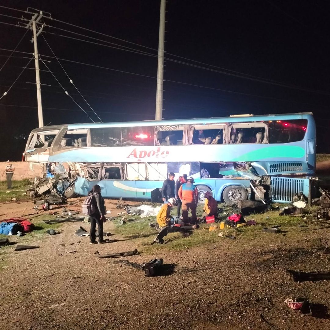 Choque entre autobus y trailer