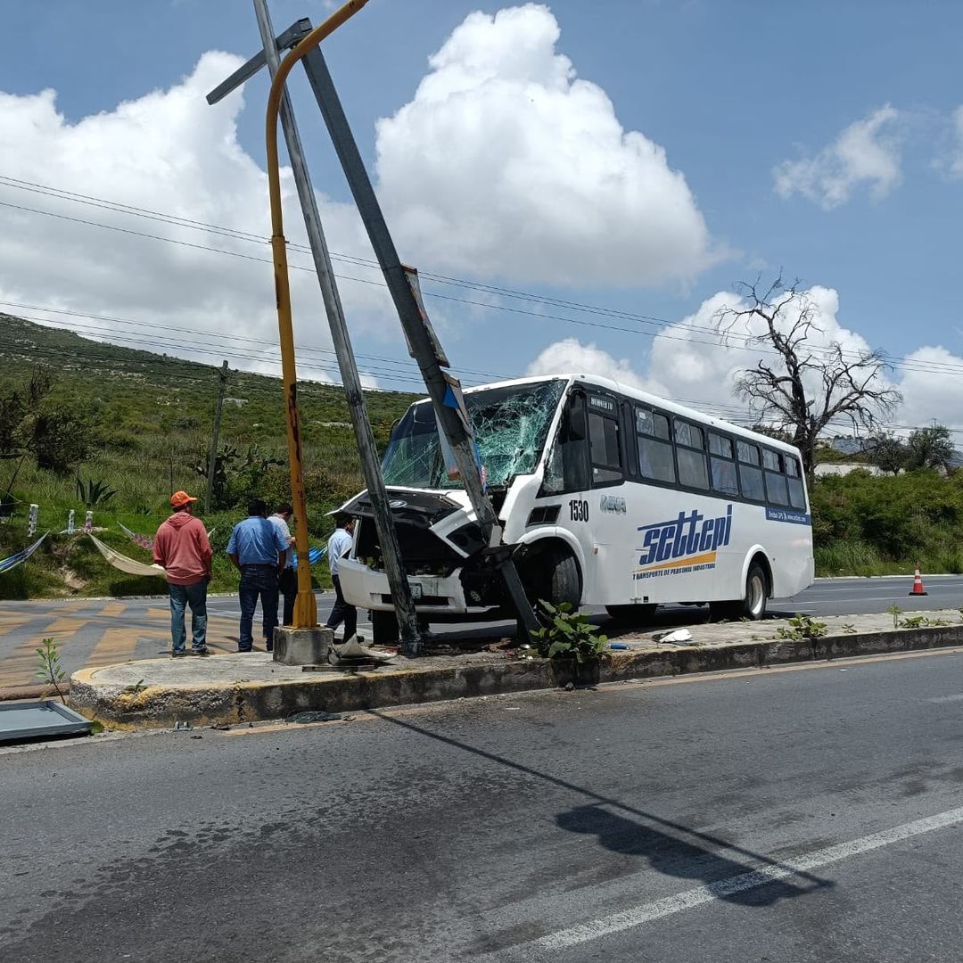 Accidente Choque Autobús Personal Settepi Poste Carretera Puebla Tehuacán Tepeaca