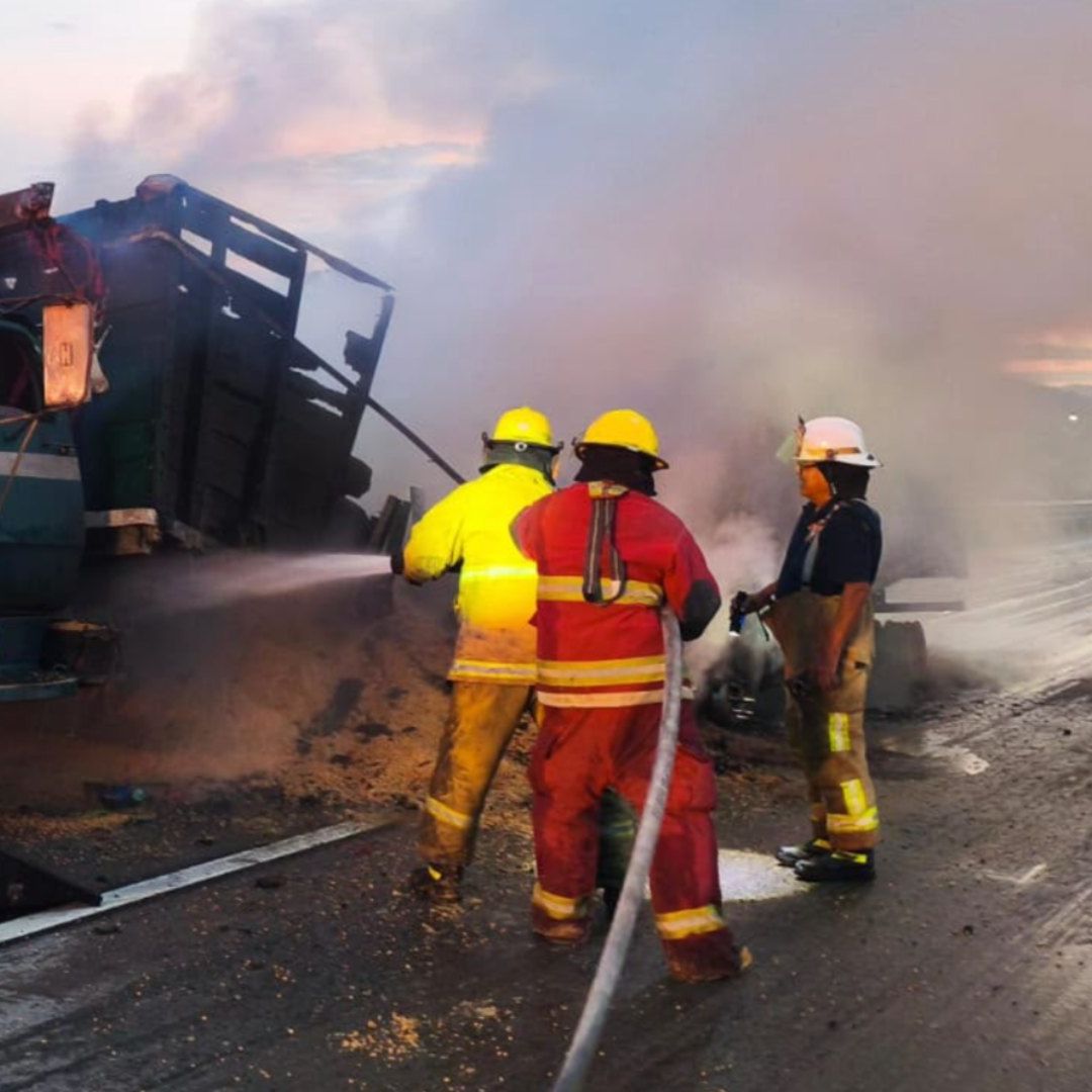 Choque de unidades de carga provoca movilización de cuerpo de emergencias y el cierre total de la vía de comunicación