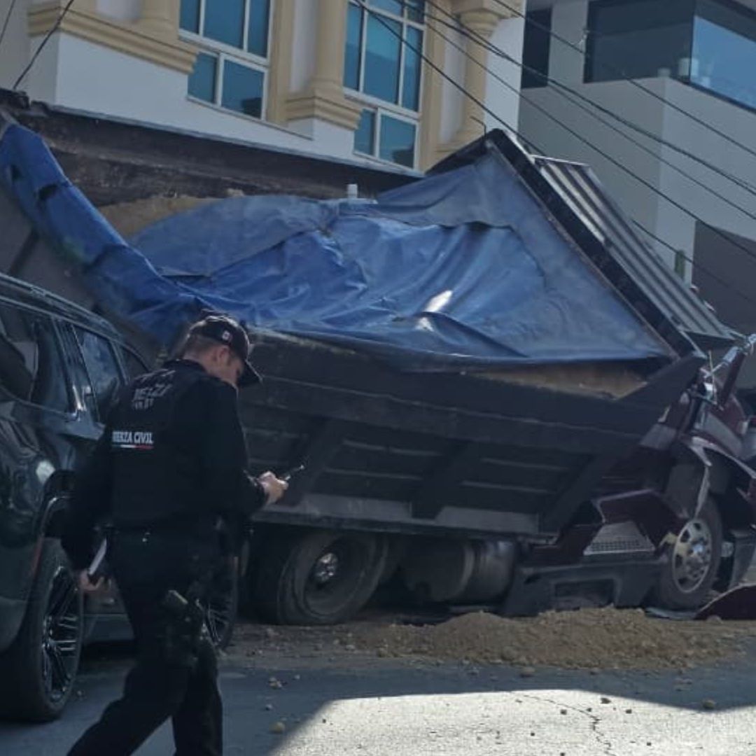 Camión de volteo choca contra vehículos en colonia privada de Monterrey
