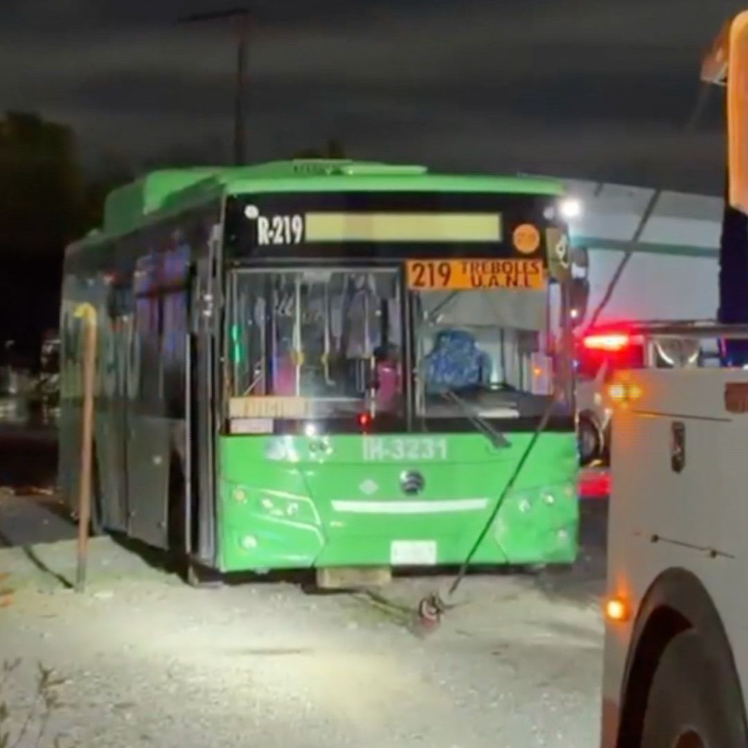 Camión ruta 219 impactado por el tren en Monterrey