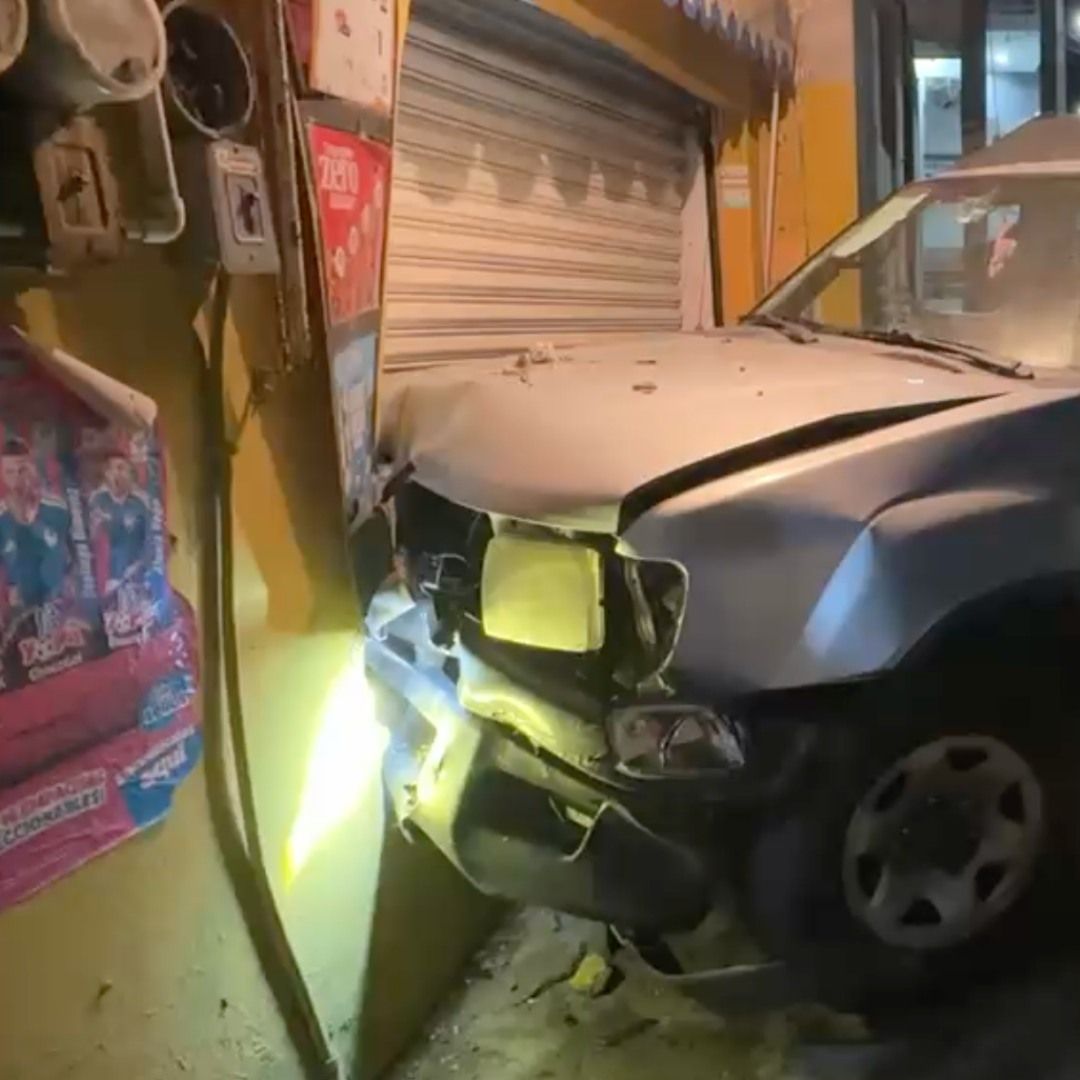 Conductor de camioneta provoca carambola y se impacta contra tienda de abarrotes en Veracruz