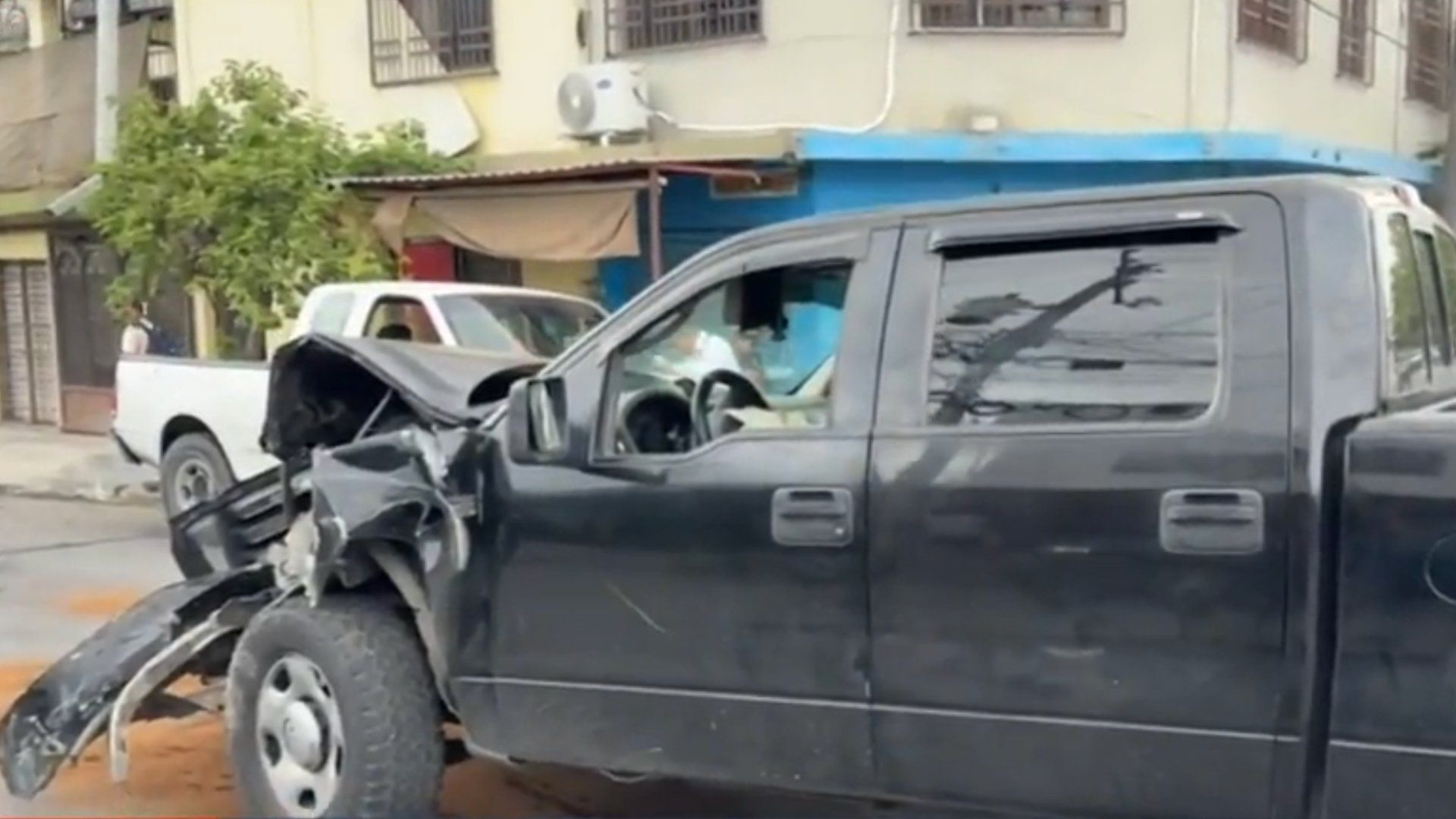 Choque entre tres camionetas en Monterrey