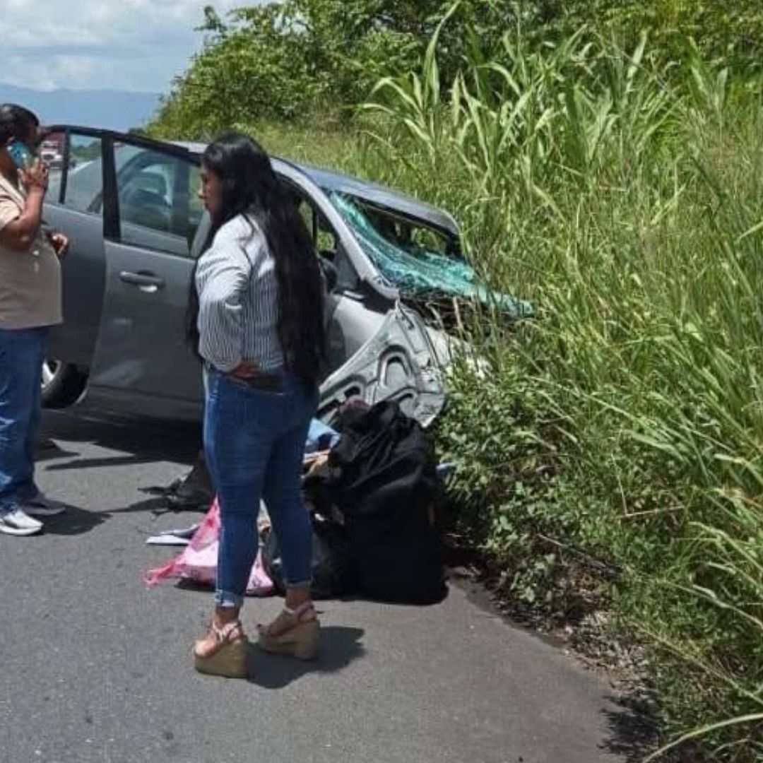Camión Cargado de Pollos Choca un Auto y Deja a Una Persona Lesionada en Cuitláhuac, Veracruz