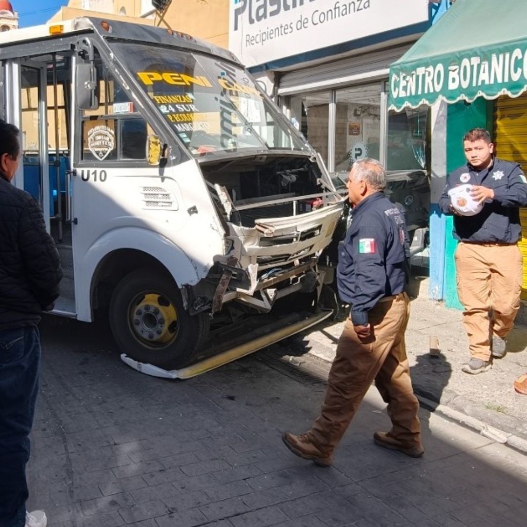 Accidente entre transporte público y camioneta en Puebla.