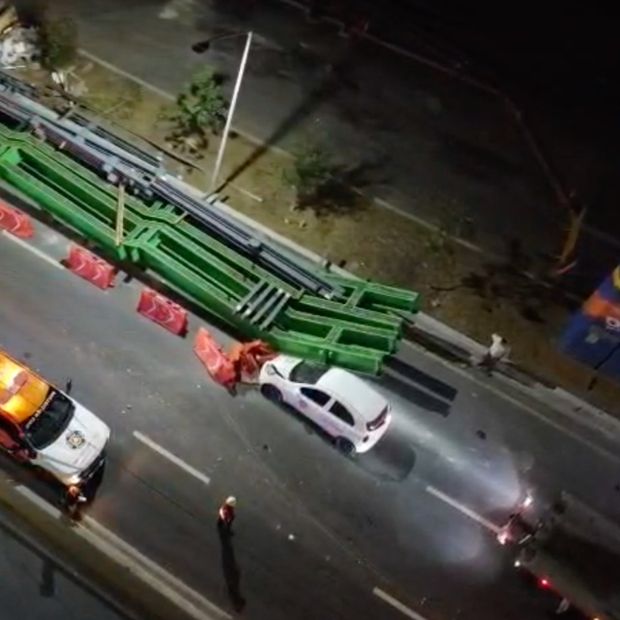 Circula en Contra por Avenida Constitución y se Impacta Contra Estructura del Metro