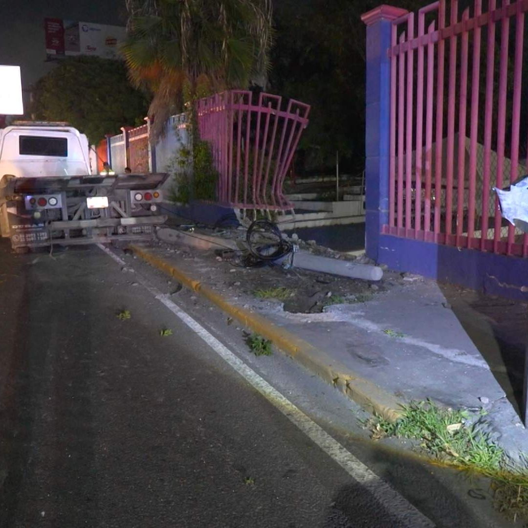 Grúa se impactó con poste de alta tensión