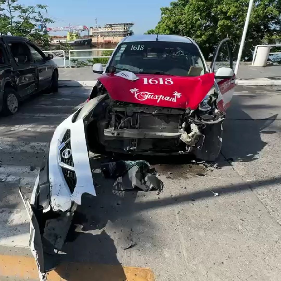 Choque Entre Camioneta y Taxi Deja Dos Lesionados en Tuxpan, Veracruz