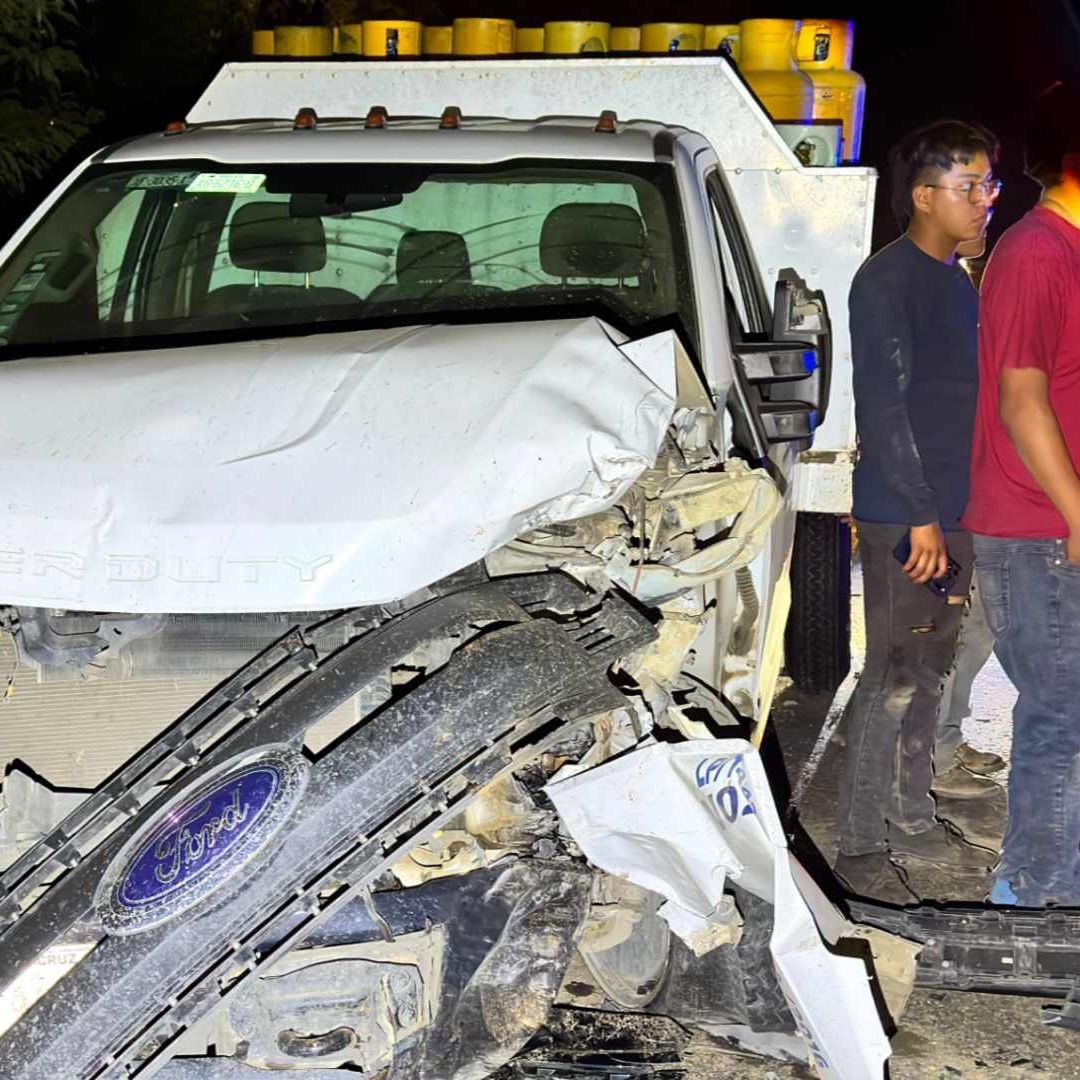 Choque frontar camioneta y camión repartidor de cilindros de gas al norte de Veracruz
