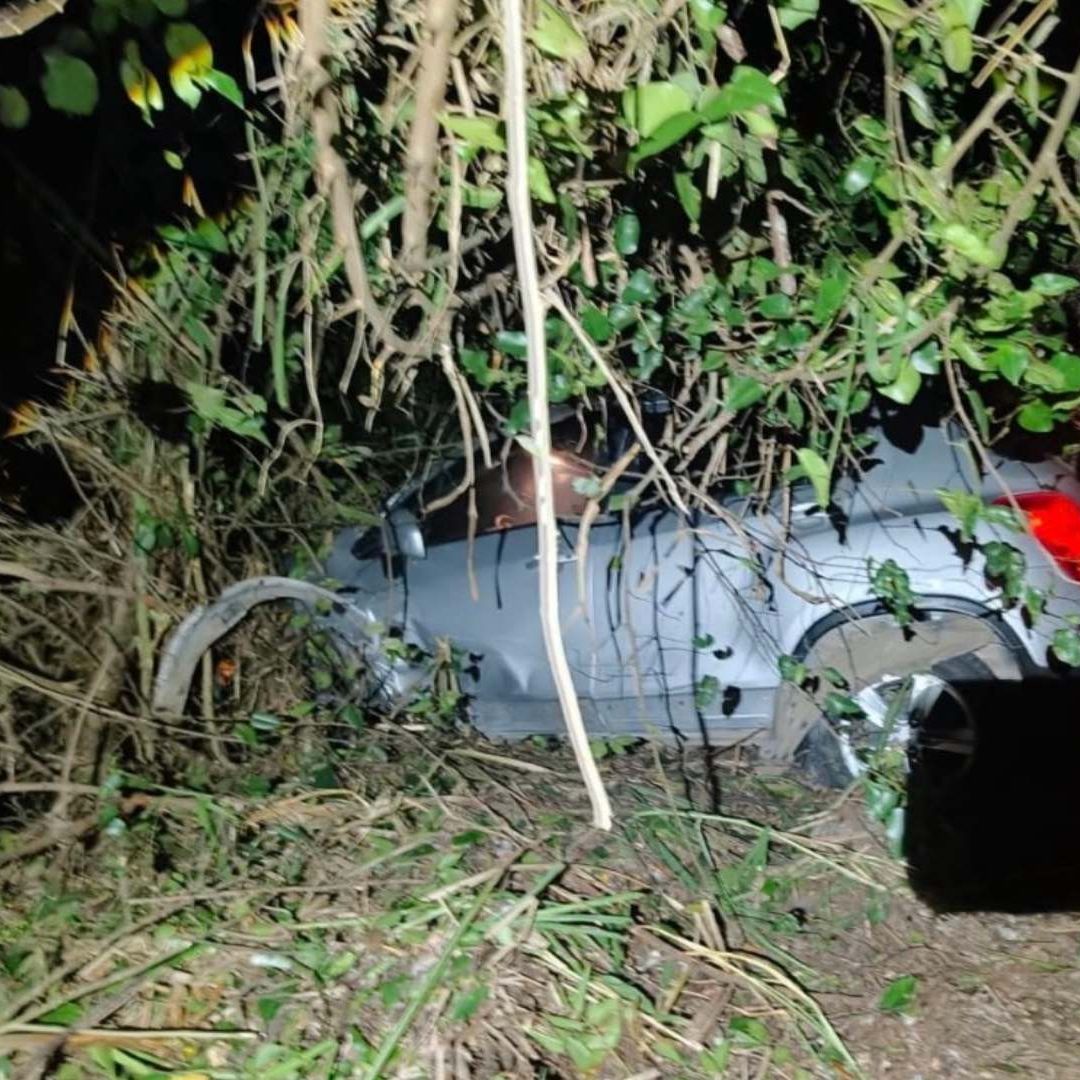 Camioneta termina fuera de la carretera tras chocar de frente con otra en Cazones al norte de Veracruz
